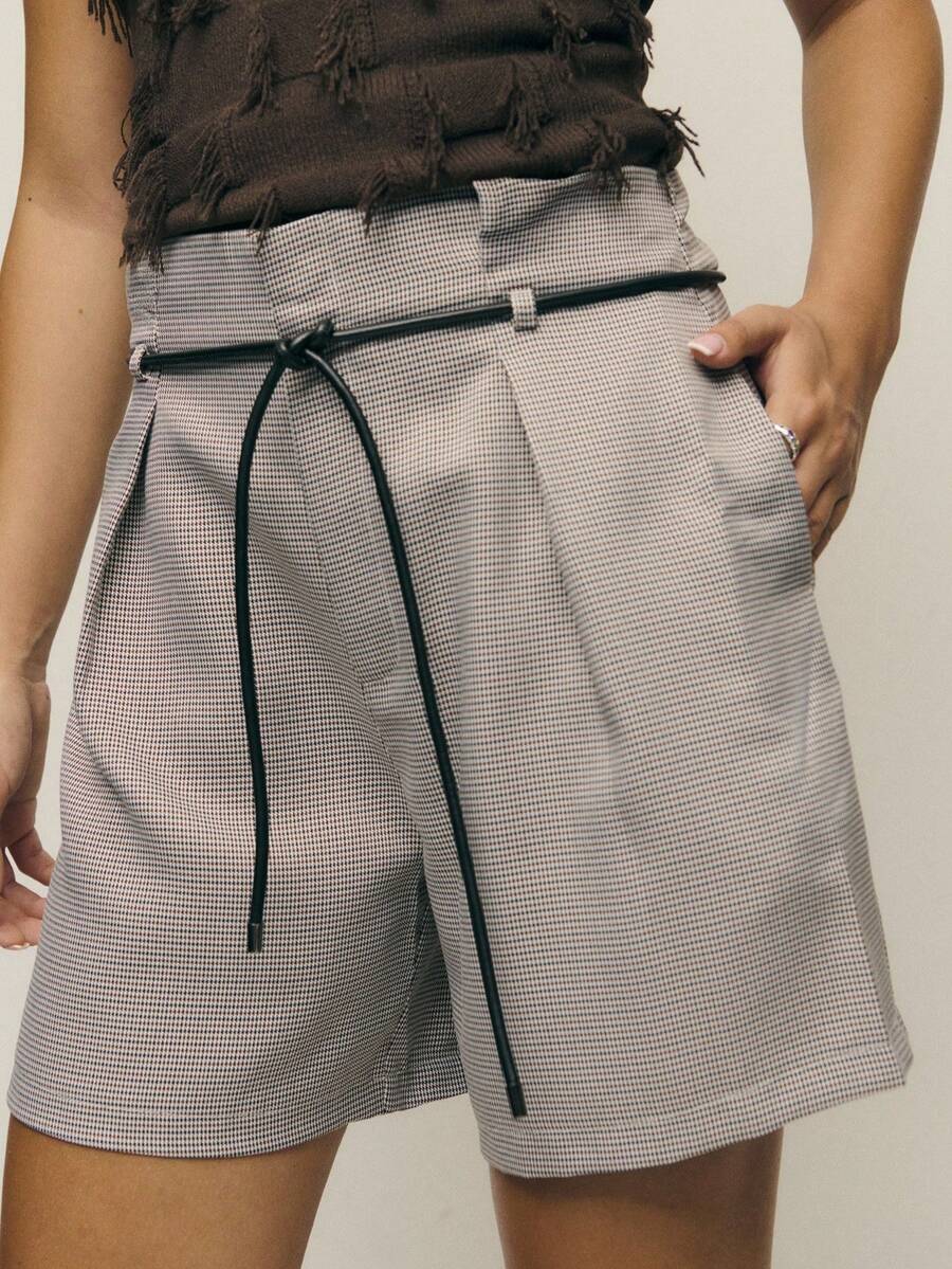 Nöista Ce modèle à taille haute, ample et à jambes droites présente une silhouette légèrement évasée. Des passants ton sur ton et un cordon de serrage noir fin à la taille remplacent la ceinture traditionnelle, créant une touche unique et stylée. Parfait pour les températures plus douces du début des fêtes, à porter avec un Top léger ou des bottines. Le style global penche vers le décontracté urbain, avec des détails minimalistes mais singuliers. - Multicolore - Voir 1