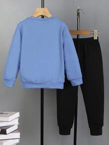 SHEIN 4-7 岁儿童春秋两件套，长袖上衣，字母印花和圆领，休闲针织慢跑裤，适合上学、通勤、运动、节日、圣诞节、万圣节 - 霧霾藍 - 查看 2