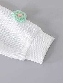 SHEIN Set de 2 piezas: Sudadera de cuello redondo de manga larga con textura floral blanca y pantalones acampanados rosas para niñas, un conjunto lindo y elegante, cómodo para primavera y verano