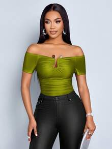 SOLERSUN Áo thun nữ tay ngắn lệch vai màu trơn, dáng ôm, có xếp ly - Màu xanh Ô liu - Xem 6