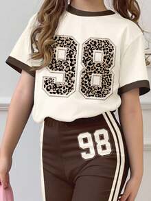 SHEIN 复古街头运动学院风奶油棕色豹纹 98 图案，青少年女孩休闲宽松圆领短袖 T 恤和喇叭裤两件套，适合夏季，夏季服装，轻松舒适，儿童秋季分层，时尚儿童，休闲装，女孩图案服装，返校，秋季服装，返校节 - 白色 - 查看 3