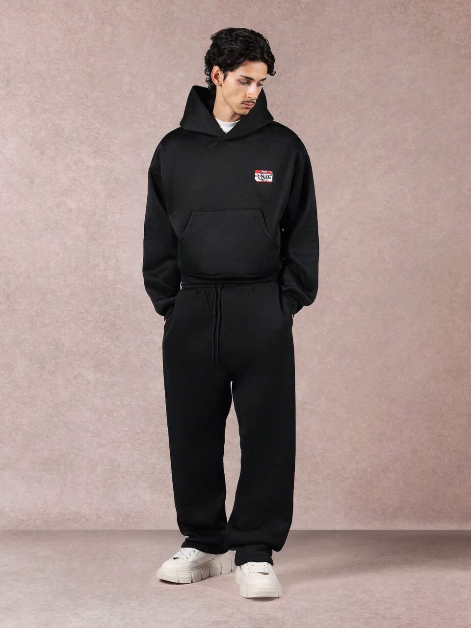 Sudadera corta con capucha y diseño de etiqueta con nombre