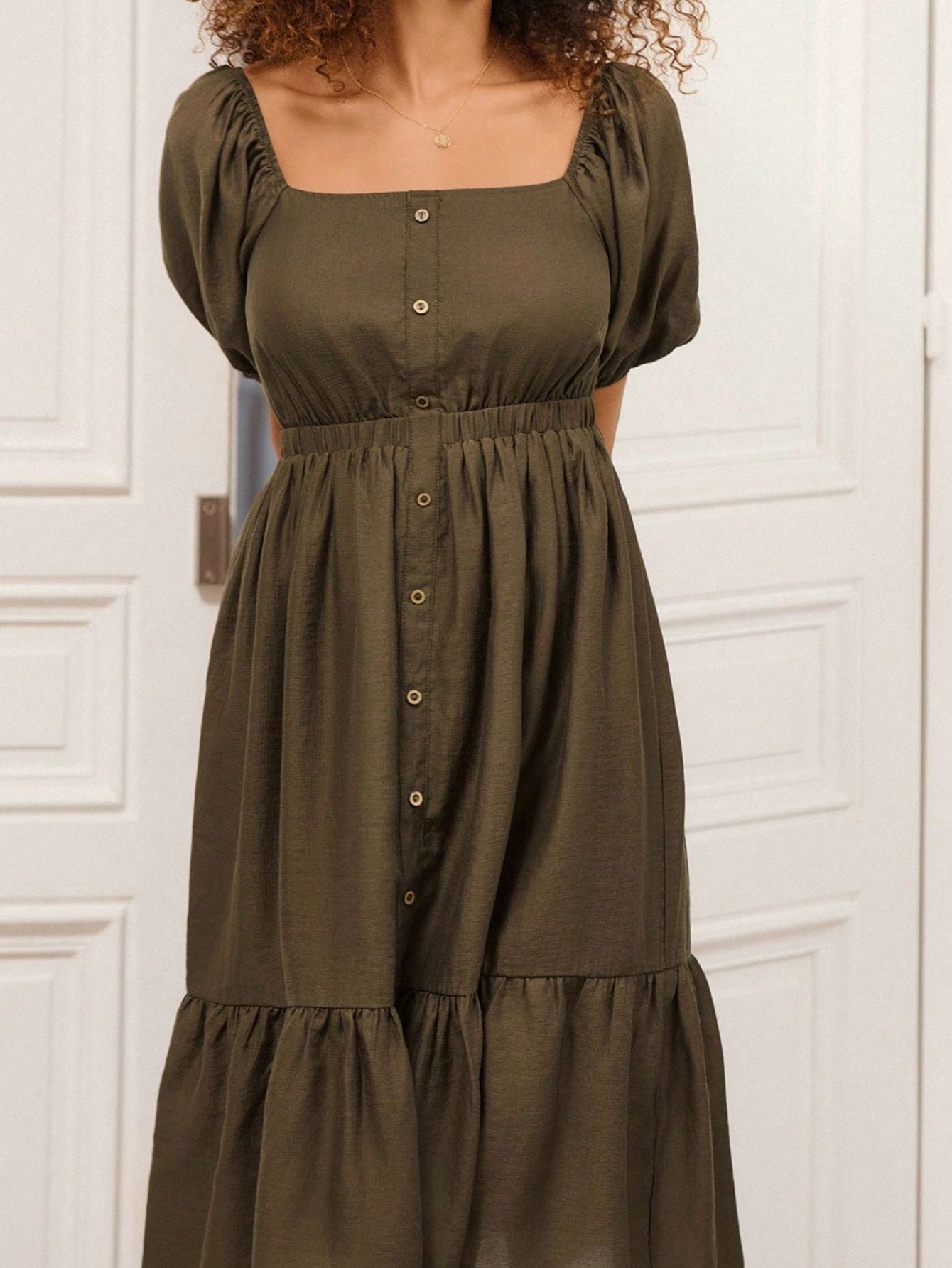 Olivgrünes Midi-Kleid mit Puffärmeln, quadratischem Ausschnitt und Knopfleiste, Kleid für Schule und Ausgehen