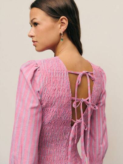 Nöista 甜美女装，密集褶皱，贴身剪裁，粉色细条纹点缀，更添少女气息。宽大的A字廓形优雅俏皮，是秋季休闲装、休闲聚会，甚至是校园生活的完美之选。