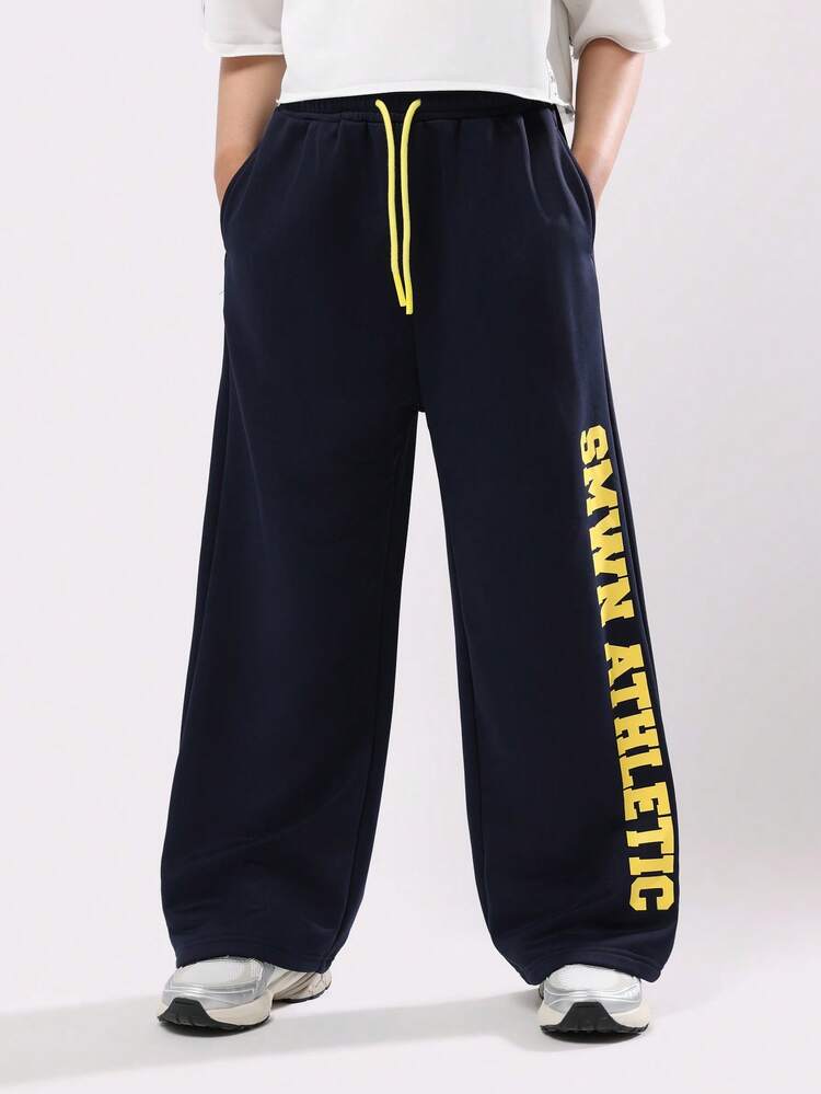 Jogginghose mit weitem Bein und Textgrafiken und Sternen