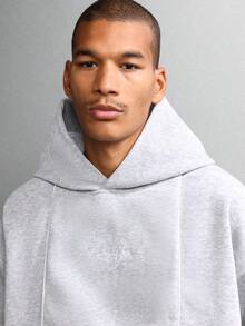 SUMWON Hoodie Pullover Pendek dengan Saku Tengah dan Logo Polos - Grey - View 3