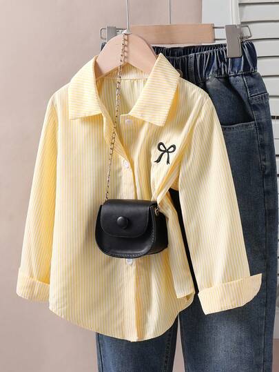 女童黄色条纹衬衫，清新黄白竖条纹，胸前精致刺绣蝴蝶结，经典翻领设计，单排扣前襟，方便穿着，柔软棉质面料，适合3-8岁女童，甜美俏皮，适合春秋冬