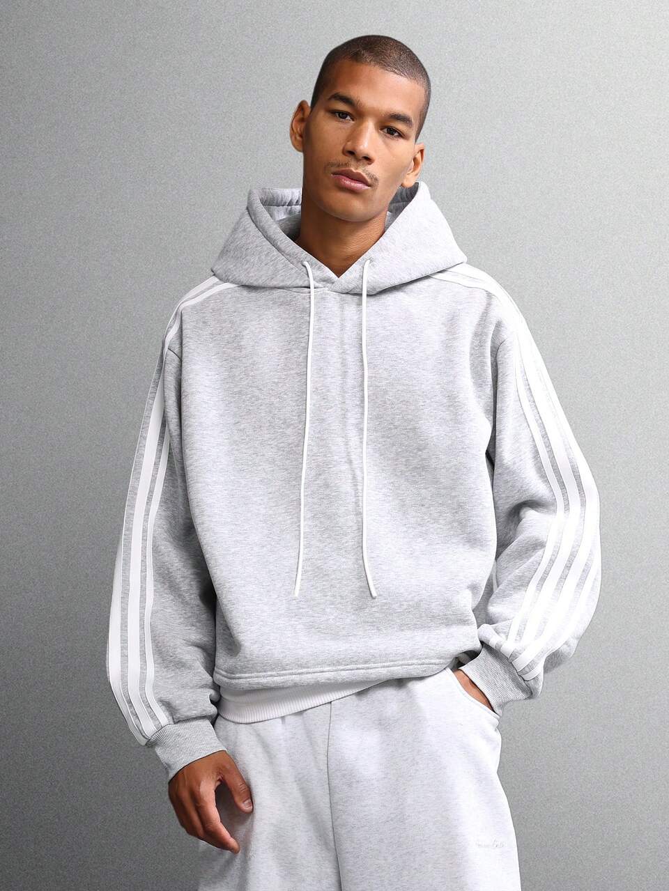 Sweat à capuche surdimensionné avec détails à rayures et cordon de serrage