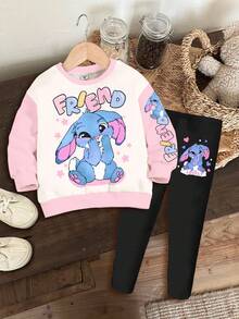 SHEIN 2 件套年轻女孩休闲圆领长袖运动衫和紧身裤套装，饰有可爱卡通蓝兔露露和奶油粉色和奶油白色的针迹图案，适合秋冬季、街头风、休闲校园/运动风格、户外野餐、郊游、街头摄影、家居、校园 - 彩色 - 查看 2