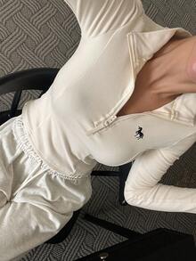 DAZY 女式立领羊毛面料半开下摆刺绣装饰修身长袖休闲T恤 - 杏色 - 查看 7