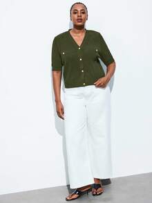 Maija 大码女式短袖针织上衣，饰有金属纽扣，适合商务休闲或秋季工作场合 - 軍綠色 - 查看 2