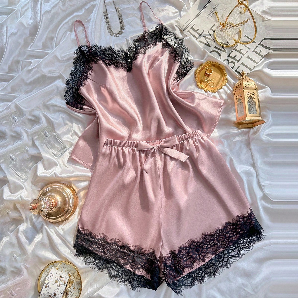 Conjunto de pijama de talla grande con camisa de tirantes de encaje de seda sintética y pantalones cortos