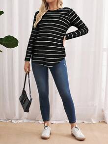 SHEIN Camiseta de maternidad con rayas, manga de mariposa con botones en la espalda y bajo curvo, otoño - Negro - Ver 5