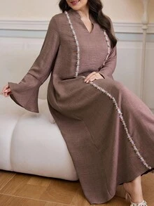 Al Najma 大码女式V领宽松阿拉伯风格连衣裙，带3D花卉装饰 - 珊瑚粉 - 查看 2