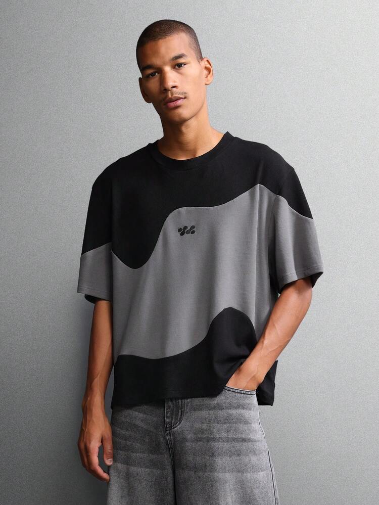 Camiseta grande ondulada com blocos de cores e gola redonda