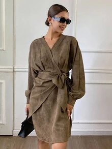 DAZY فستان قصير كاجوال بأكمام طويلة وياقة على شكل حرف V مربوط بحزام، طباعة ربطة الصبغة، للنساء، خريف/شتاء - بني - مشاهدة 1