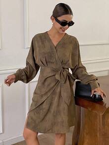 DAZY فستان قصير كاجوال بأكمام طويلة وياقة على شكل حرف V مربوط بحزام، طباعة ربطة الصبغة، للنساء، خريف/شتاء - بني - مشاهدة 4