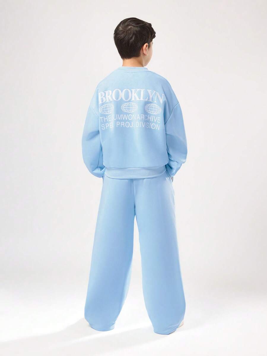 SUMWON Brooklyn Archive 套装：阔腿运动裤搭配圆领卫衣，街头风都市地球印花经典款，秋冬青少年时尚 - 淺藍色 - 查看 1