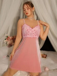 DelicateAllure Zweifarbiges Spitzen-Patchwork-Samt-Nachthemd mit Rückenausschnitt - Pink - Übersicht 5