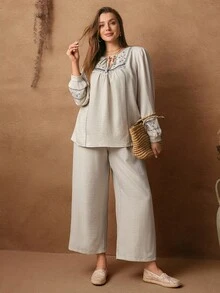 EMERY ROSE 2 Stücke Große Größen Set aus grafisch bedruckter Bluse mit Krawattenausschnitt und weiter Hose mit langen Ärmeln