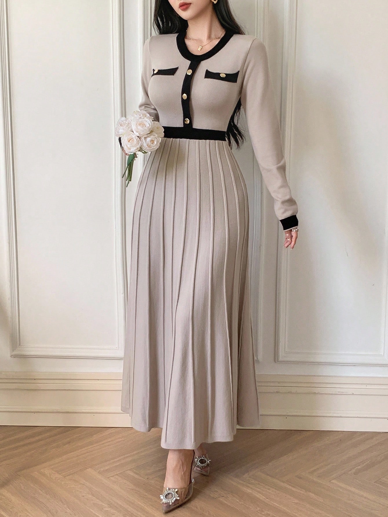 فستان كنزة صوفية أنيق بتصميم ألوان متباينة وياقة م...