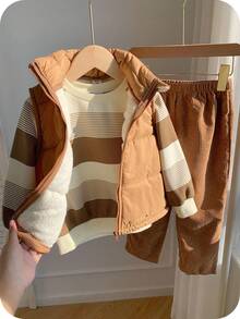 SHEIN Conjunto de 3 piezas para niños pequeños de otoño/invierno que incluye: chaleco acolchado versátil y casual, sudadera a rayas y pantalón largo. Conjunto de pantalón de pana para niños pequeños, conjunto de pana para niños en otoño. - Multicolor - Ver 4