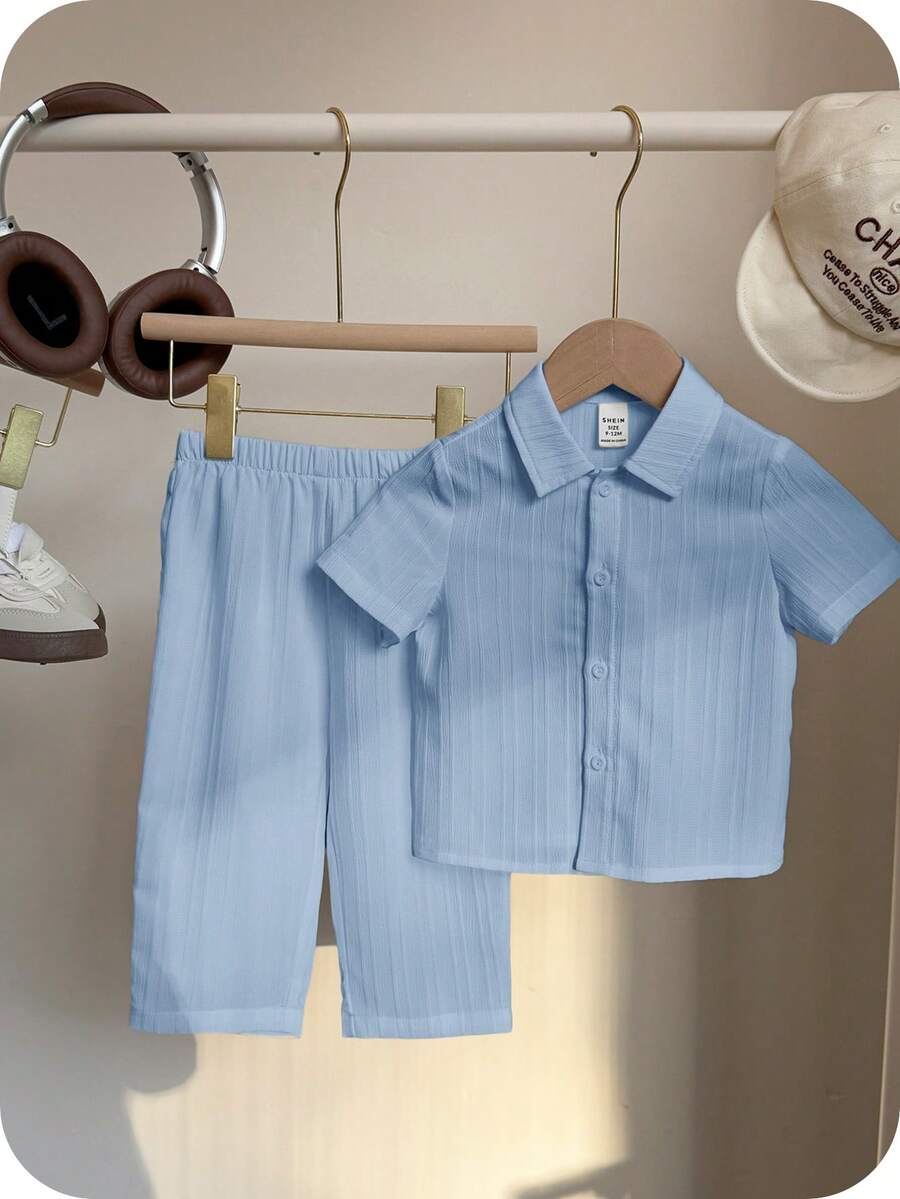 SHEIN 婴幼儿 2 件套蓝色纹理面料纯色 Polo 领短袖上衣和松紧腰裤,休闲百搭风格适合室内、户外、学校、运动 - 藍色 - 查看 1