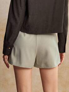 House of One Quần short xếp ly dệt trơn có thắt lưng đen dành cho nữ mặc thường ngày mùa thu - Màu Khaki - Xem 2