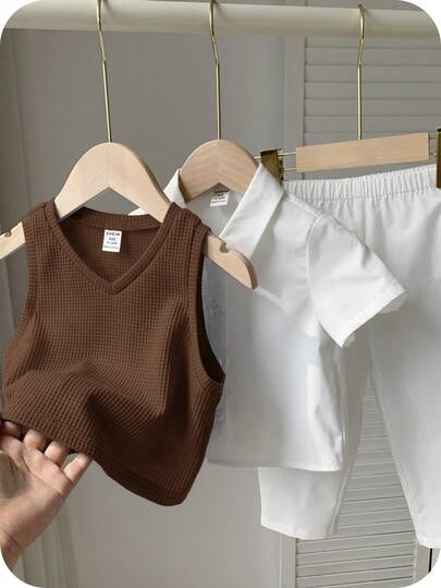 SHEIN 3 件套男婴棕色背心和白色有领短袖衬衫和裤子，柔和绅士英伦风格休闲装适合生日、洗礼、 1 岁生日、婚礼、表演等。