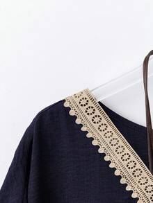 Linhara 大码女式复古V领花卉肩章衬衫 - 藏蓝色 - 查看 3