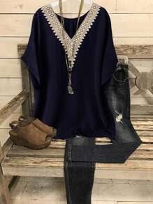 Linhara 大码女式复古V领花卉肩章衬衫 - 藏蓝色 - 查看 1