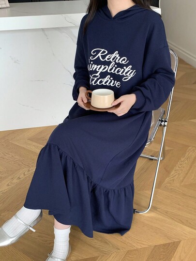 SHEIN 少女学院风字母图案荷叶边下摆连帽连衣裙