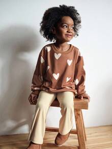 Maija Kids Maija Kids Set de 2 piezas con sudadera con cuello redondo con estampado de corazón y pantalones acampanados para niña, conjunto de ropa de otoño con sudadera con corazón marrón - Marrón Chocolate - Ver 4