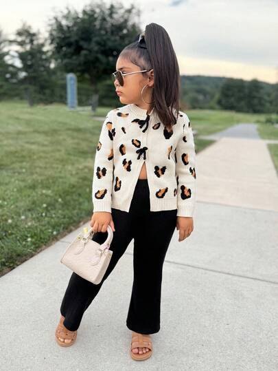 SHEIN Conjunto de top de manga larga de punto con estampado y pantalones de unicolor para niña, ropa de otoño e invierno