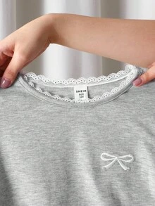 SHEIN Tween Girl 休闲街头风格修身蕾丝花边拼布圆领蝴蝶结刺绣褶饰长袖弹力棉质针织 T 恤，麻灰色