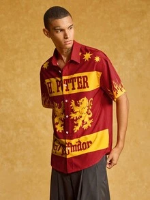 HARRY POTTER X SHEIN Camisa de manga corta con botones delanteros, gráfico de letra y león, y contraste de color para hombres - Rojo - Ver 6