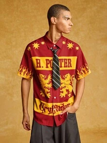 HARRY POTTER X SHEIN Camisa de manga corta con botones delanteros, gráfico de letra y león, y contraste de color para hombres - Rojo - Ver 3