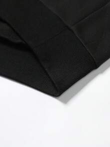 Manfinity EMRG 男士撞色字母印花套头衫和侧条纹抽绳腰裤套装，秋季服装 - 黑色 - 查看 5