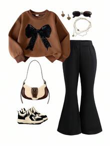 SHEIN Elladie kids 两件套女童棕色蝴蝶结印花长袖上衣搭配黑色喇叭裤套装，可爱舒适的卫衣套装，适合春秋冬季穿着。