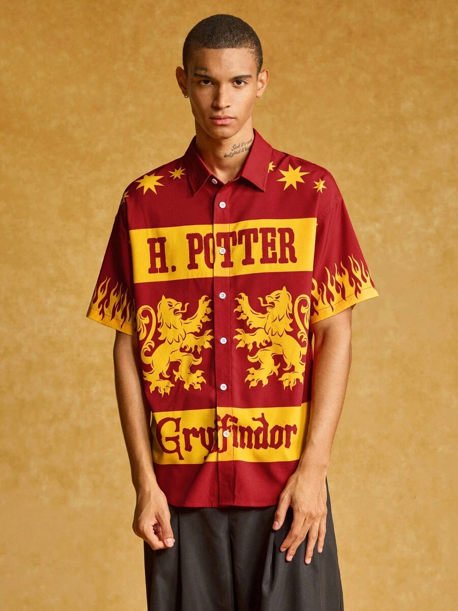 HARRY POTTER X SHEIN Camisa de manga corta con botones delanteros, gráfico de letra y león, y contraste de color para hombres - Rojo - Ver 1