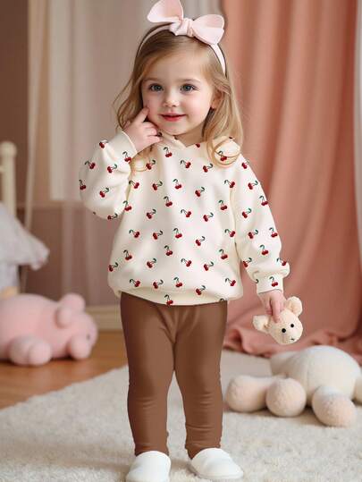 SHEIN 2 件套女婴休闲宽松落肩连帽衫，带有可爱复古甜美迷你樱桃图案和紧身打底裤，适合秋冬季