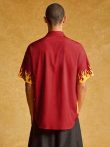 HARRY POTTER X SHEIN Camisa de manga corta con botones delanteros, gráfico de letra y león, y contraste de color para hombres - Rojo - Ver 2