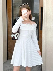 SHEIN 青少年女孩优雅通勤修身露肩蝴蝶结腰部荷叶边下摆舒适弹力针织条纹连衣裙 - 纯白色，Mother & Me - 白色 - 查看 6