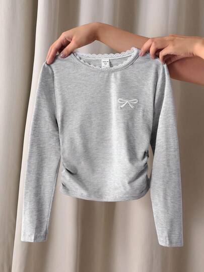 SHEIN Tween Girl 休闲街头风格修身蕾丝花边拼布圆领蝴蝶结刺绣褶饰长袖弹力棉质针织 T 恤，麻灰色