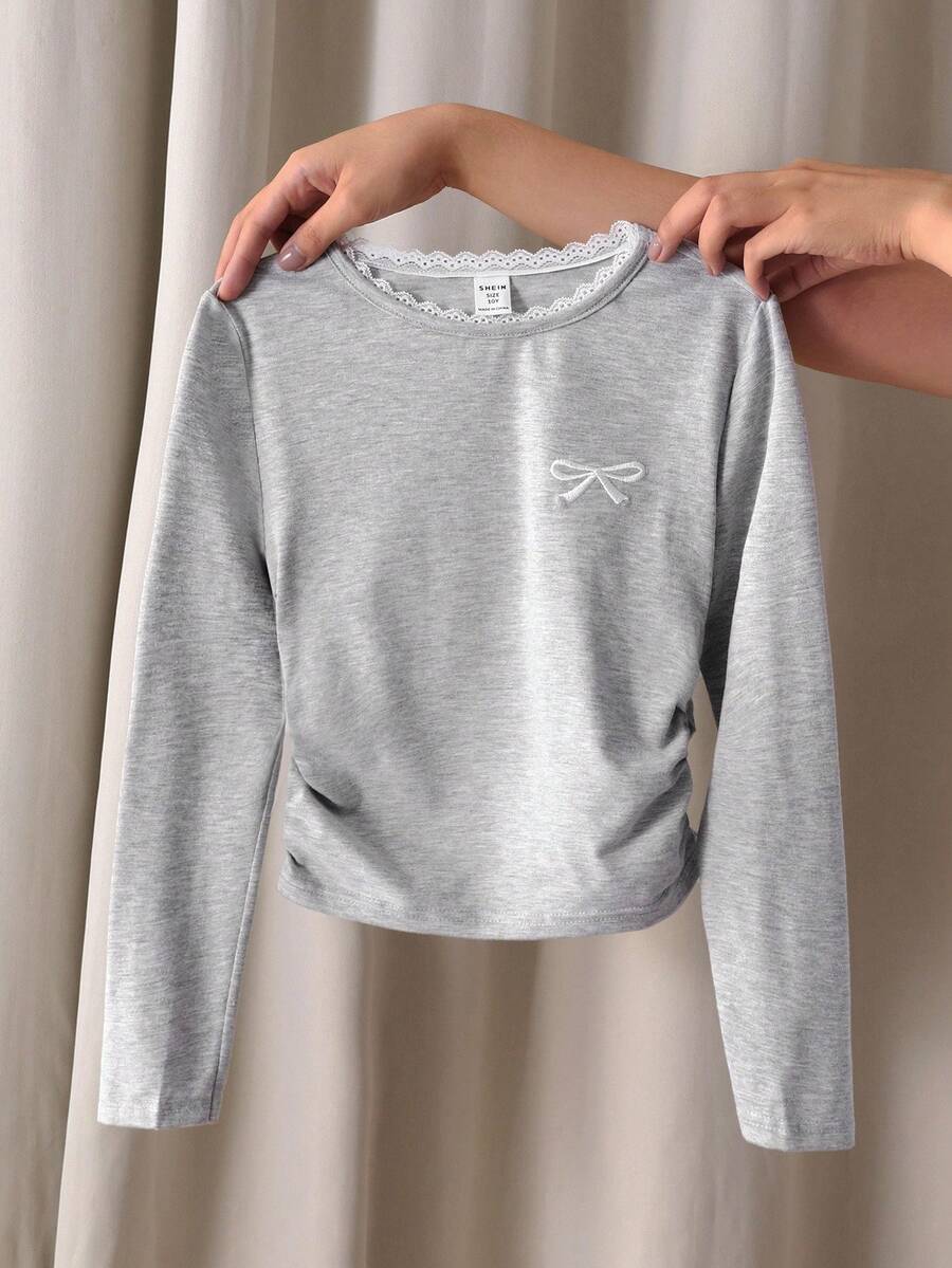 SHEIN Tween Girl 休闲街头风格修身蕾丝花边拼布圆领蝴蝶结刺绣褶饰长袖弹力棉质针织 T 恤，麻灰色