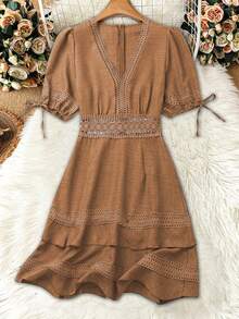 Breezaya 女士优雅V领纯色蕾丝镂空腰短款连衣裙，夏季 - 杏色 - 查看 3