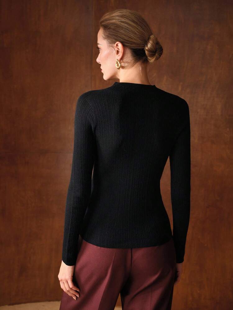 Maglione aderente a collo a imbuto tinta unita