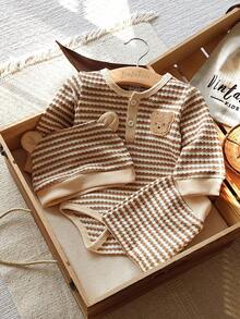 SHEIN Vintaside Kids 新生儿和男婴三件套条纹开胸泰迪熊图案长袖连体衣，搭配同色系裤子和帽子。全新时尚休闲款，适合居家和户外拍摄 - 棕色 - 查看 4