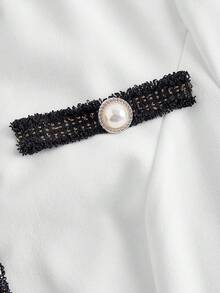 SHEIN MOD 腰部收紧吊带背心连衣裙搭配撞色饰边短夹克 - 黑與白 - 查看 3