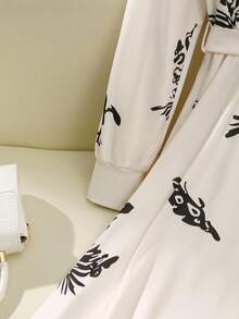 GlowEve فستان طويل متواضع بأكمام طويلة وطبعة زهور بياقة على شكل حرف V باللونين الأسود والأبيض للنساء - متعدد الألوان - مشاهدة 4